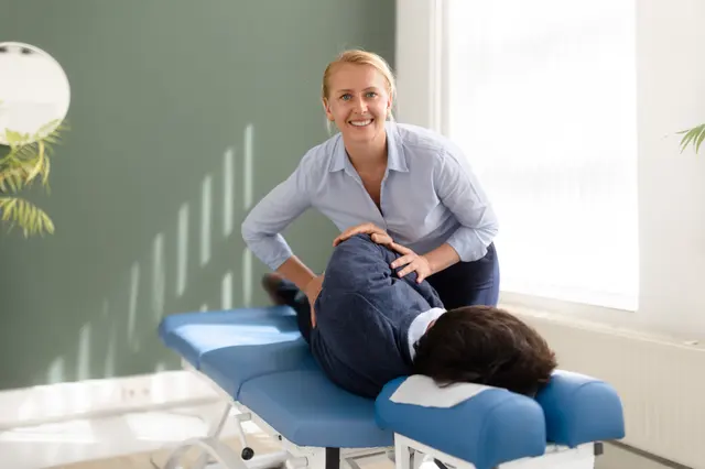 Chiropractor onderzoekt een cliënt tijdens de intake bij TOPCHIRO Maastricht