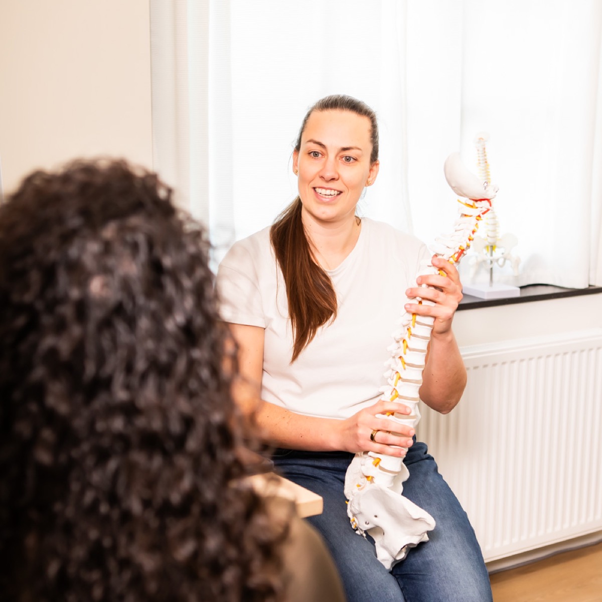 Chiropractor bespreekt het persoonlijke zorgplan met een cliënt bij TOPCHIRO Maastricht